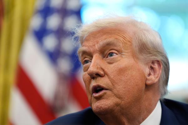 President Donald Trump speaks to reporters after signing an executive order regarding TikTok in the Oval Office at the White House, Thursday, in Washington. (AP-Yonhap)