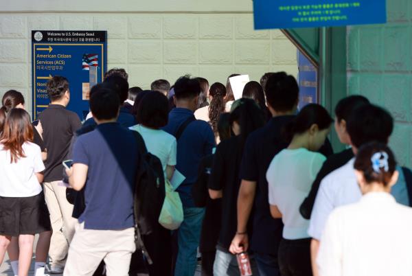People line up outside the US Embassy in Jongno-gu district, central Seoul, to apply for visas on Monday. (Yonhap)