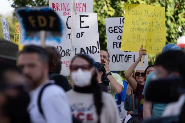 People protest outside a US Immigration and Customs Enforcement facility in Portland, Oregon, Sunday.   AP-Yonhap