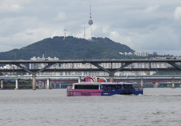 The Hangang Bus is seen leaving the Jamsil Pier in southern Seoul on the day of the service