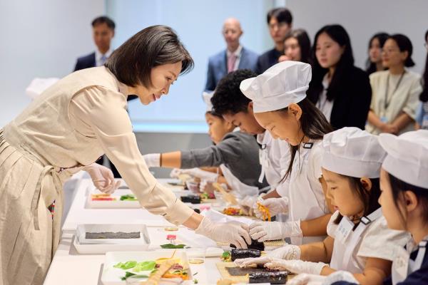 First lady Kim Hea Kyung teaches children during a cooking class held at The Korea Society in New York on Wednesday. (Yonhap)