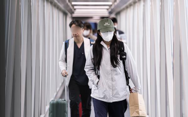 This photo shows South Korean workers returning to their home country on Sept. 12 after a week of detention in the US as a result of an immigration raid at a battery plant site in Georgia. (Im Se-jun/The Korea Herald)