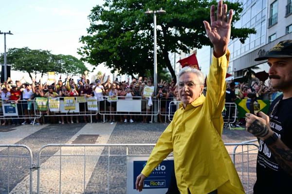 Brazilian singer Caetano Veloso waves during a protest against a constitutional amendment , in Rio de Janeiro, Brazil, Sunday. (AFP-Yonhap)