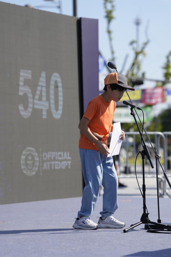 A young participant recites a poem from the podium at Gwanghwamun Square in Jongno-gu, central Seoul on Sept. 27. (Seoul Metropolitan Government)