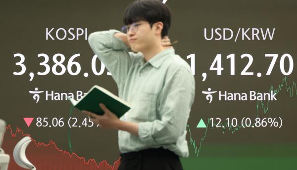 An electronic board showing the Korea Composite Stock Price Index at a dealing room of the Hana Bank headquarters in Seoul on Friday. (Yonhap)