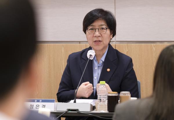 Welfare Minister Jeong Eun-kyeong speaks to reporters during a policy briefing at the FKI tower at Yeouido on Monday. (Yonhap)