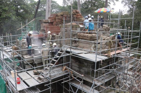 A general view of the reconstruction work on Chorm Temple.   (Phnom Penh Post)