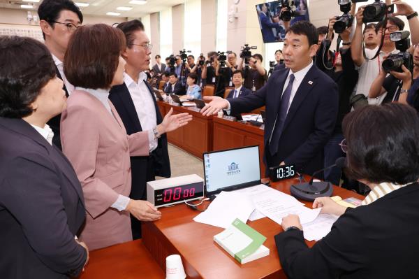 Lawmakers participate in a meeting of the Legislation and Judiciary Committee at the National Assembly in Seoul on Monday. (Yonhap)