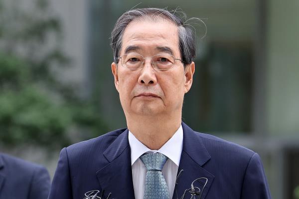 Former Prime Minister Han Duck-soo arrives at special counsel Min Joong-ki