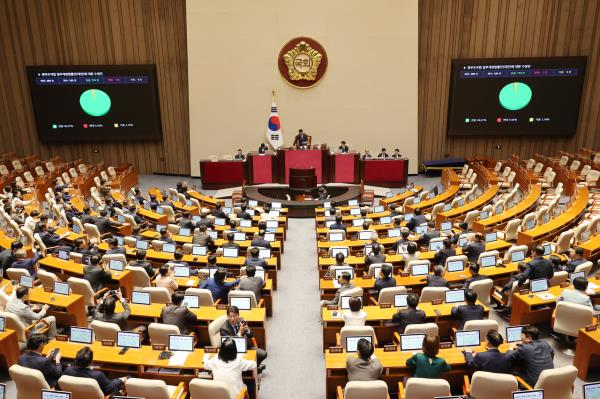 South Korea’s National Assembly passes the amendment to the Government Organization Act at the parliament in western Seoul on Friday. (Yonhap)