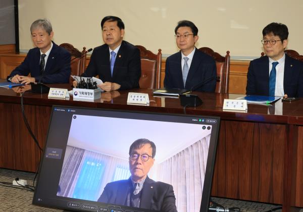 South Korean Finance Minister and Deputy Prime Minister Koo Yun-cheol delivers remarks at a macroeconomic and financial meeting at the Korea Federation of Banks building in Seoul. Also pictured are Financial Supervisory Service Governor Lee Chan-jin, Financial Services Commission Vice Chairman Lee Eok-won, Bank of Korea Deputy Governor Yoo Sang-dae, and BOK Governor Rhee Chang-yong on screen, Thursday. (Yonhap)