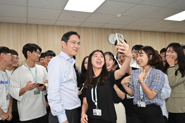 Samsung Electronics Chair Lee Jae-yong (center left) takes a selfie with trainees during a visit to the SSAFY Gwangju campus on Aug. 20, 2019. (Samsung Electronics)