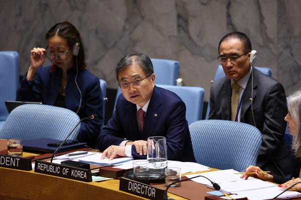 Foreign Minister Cho Hyun presides over a public debate at the UN Security Council in New York on Wednesday. (Yonhap)