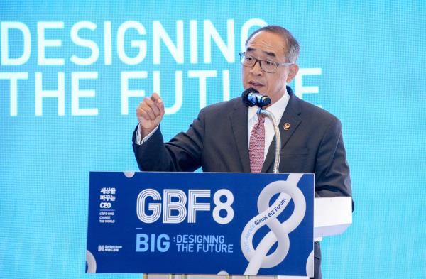 Thai Ambassador to South Korea Tanee Sangrat speaks about the importance of advancing bilateral trade ties between Thailand and South Korea during his keynote welcoming speech at the 2025 Global Biz Forum in Seoul on Wednesday.  (Korea Herald)