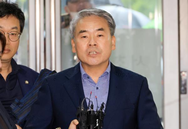 Former Defense Minister Lee Jong-sup arrives at special counsel Lee Myeong-hyeon