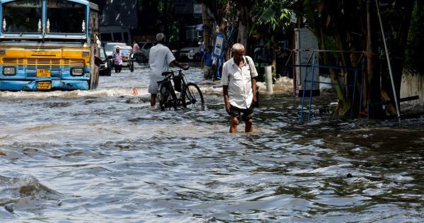 印度加尔各答遭暴雨袭击致12人亡 创纪录降雨引发城市内涝