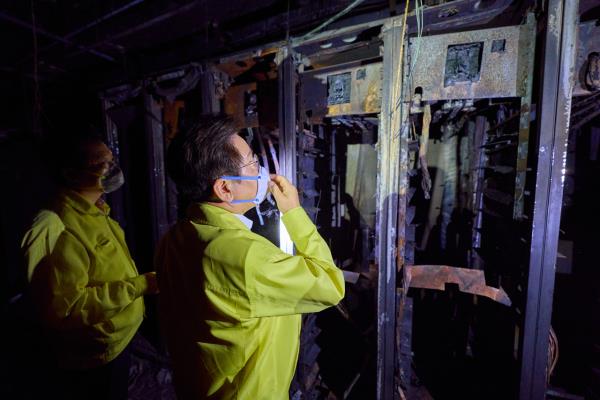 President Lee Jae Myung (right) looks around the fire-damaged server room at the National Information Resources Service headquarters in Daejeon, where restoration work has been ongoing for 14 days. (Presidential Office)