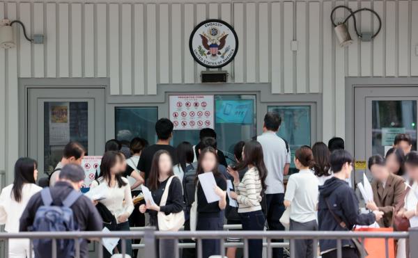 特朗普上台后韩国人赴美签证暴跌18%，旅游商务签狂减超40%！