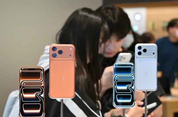 Customers look at the iPhone Apple iPhone 17 Pro models at the Apple Store Myeongdong, Seoul, on Sept. 19, the official launch day of the iPhone 17 series in Korea. (Im Se-jun/The Korea Herald)