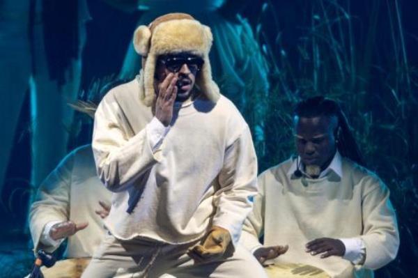 Bad Bunny《周六夜现场》犀利回应超级碗争议，网友炸锅了！
