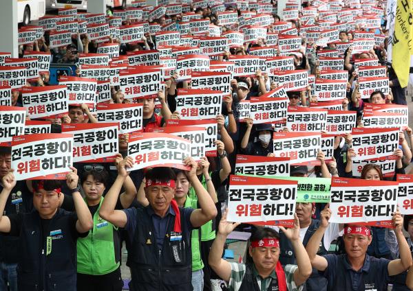 全国机场员工大罢工，航班大面积瘫痪！