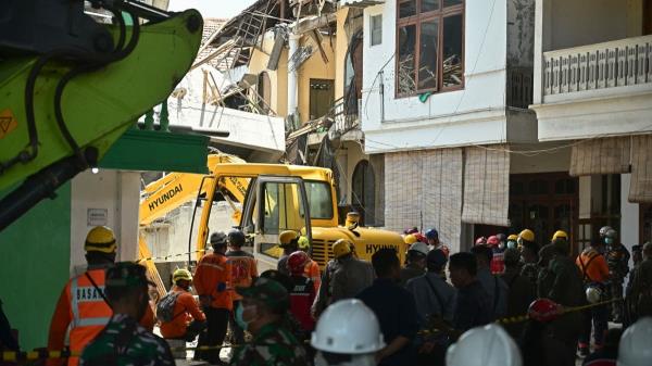 印尼学校坍塌59人被困！救援队紧急开挖生命通道