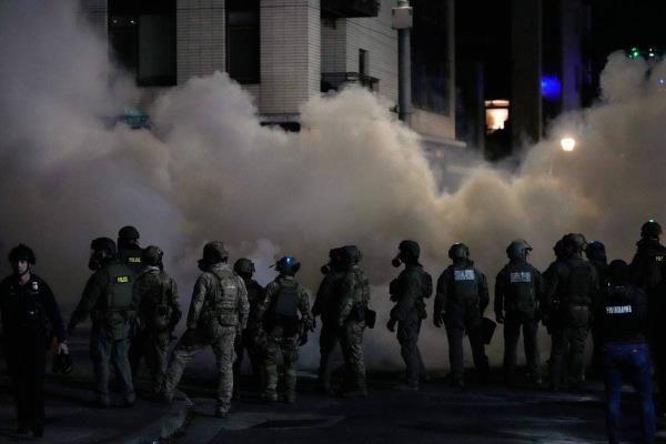 美法官阻止特朗普调兵平乱，MAGA阵营怒斥“公然叛乱”！