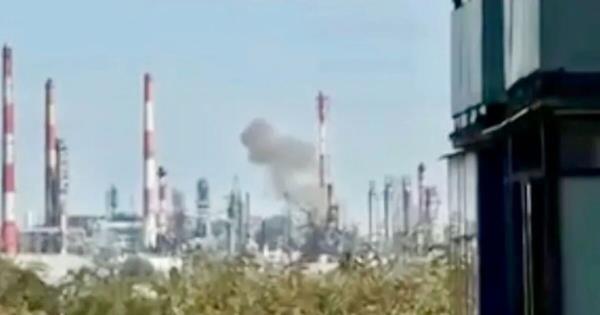 突发！距乌克兰900英里俄大型炼油厂遭猛烈爆炸 火光冲天