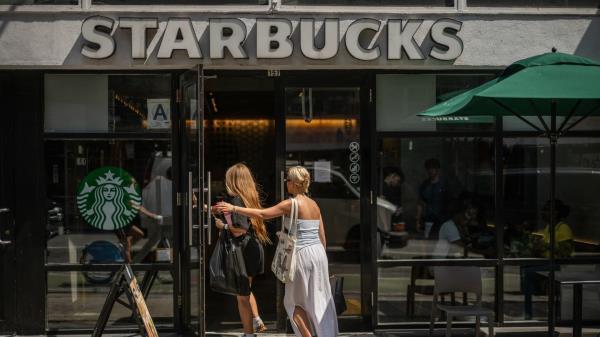 星巴克启动百亿重组计划：关店裁员引发行业震动
