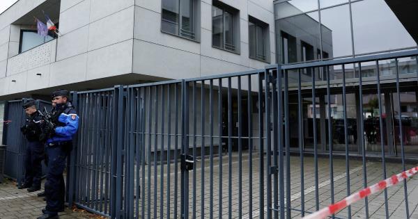 法国学生痴迷纳粹主义，持刀袭击老师面部引发震惊
