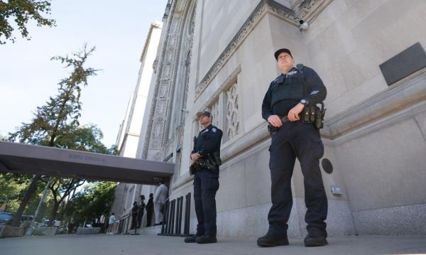 英国犹太教堂遇袭后，纽约警方在赎罪日高度戒备