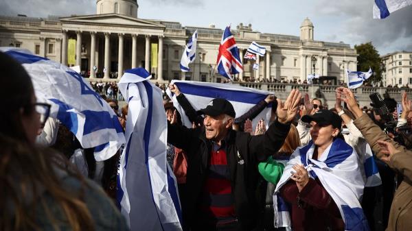 英国犹太社群悼念10·7恐袭两周年 悲痛记忆引发全民共鸣