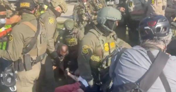伊利诺伊州布罗德维尤爆发抗议冲突，移民执法人员当街暴力压制示威者场面曝光！