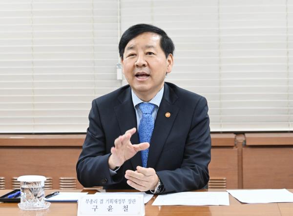 财政部长与多部委负责人座谈，强调政策落地见效成关键