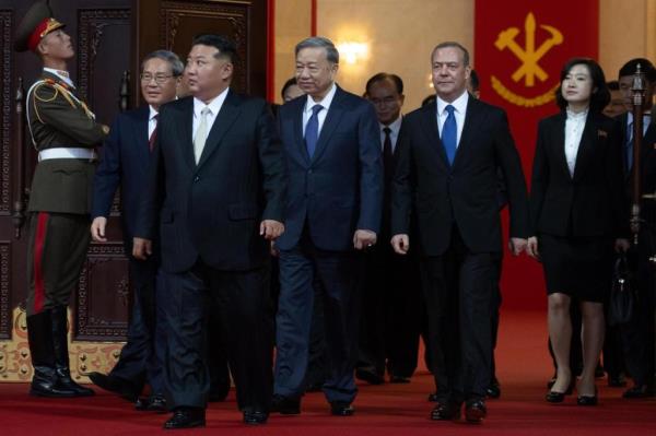 朝鲜阅兵亮出新型远程导弹，震撼全球！