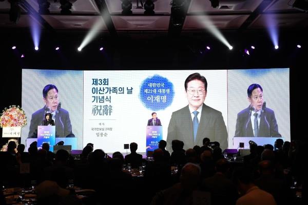 韩总统李明博：离散家属团聚是首要任务