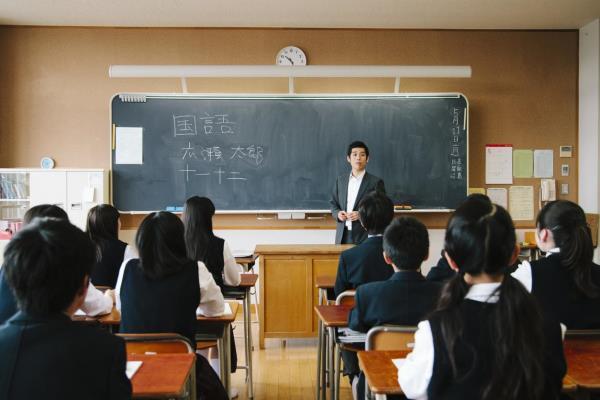 日本教师成OECD国家“最忙打工人”，加班时长领跑全球！