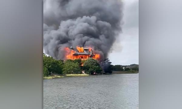 南卡罗来纳州法官海滨豪宅突发大火，房屋尽毁，三人紧急送医抢救！