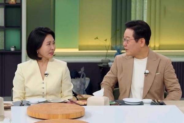 李佳琦美食综艺爆红，中秋假期争议不断！