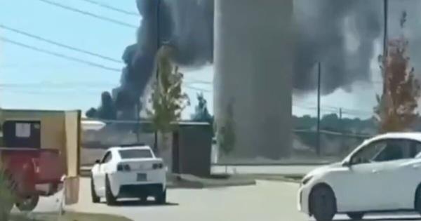 突发！沃斯堡飞机撞上卡车，浓烟滚滚遮天蔽日