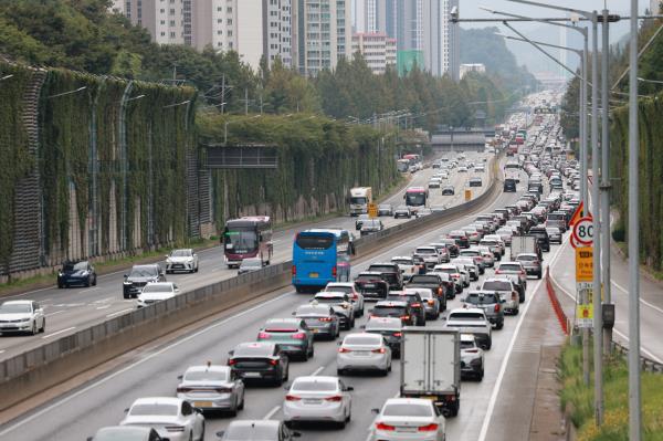 中秋假期全国高速大堵车！出行高峰刷新纪录，你被堵在路上了吗？