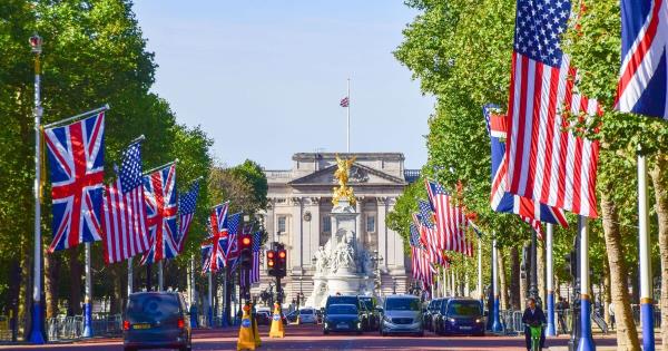 英媒炸锅：花50万换错色美国旗，遭全网群嘲！