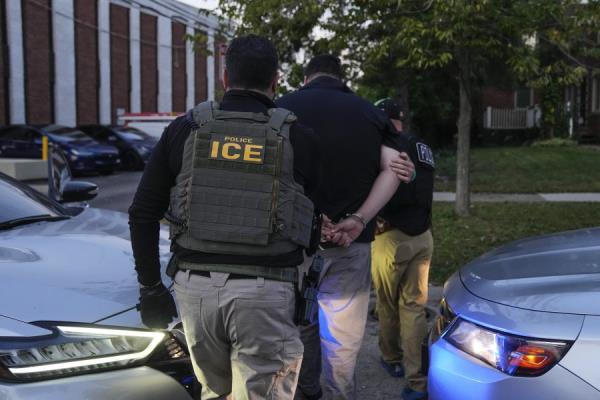 【重磅出击】ICE狂砸广告招兵买马！特朗普大规模驱逐计划急征地方警力，这场移民围剿战你站哪边？