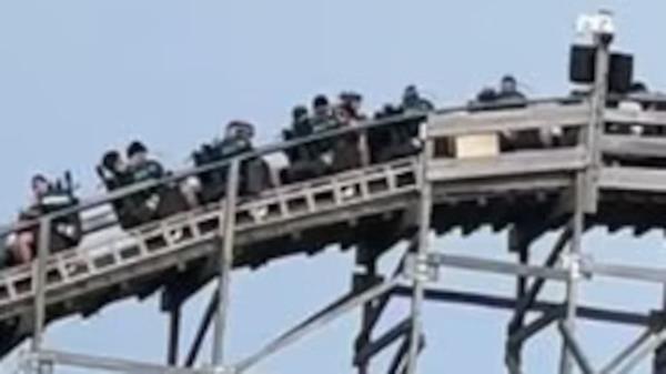 【突发】黄金海岸海洋世界过山车半空骤停！游客悬空被困，现场惊魂