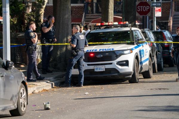 纽约街头惊魂一刻！28岁持枪男与警对峙遭击毙，现场视频曝光