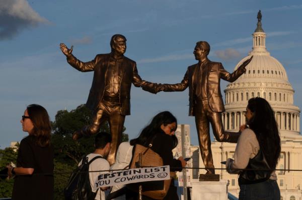 特朗普与爱泼斯坦“牵手”雕像惊现华盛顿国家广场，引爆全网热议