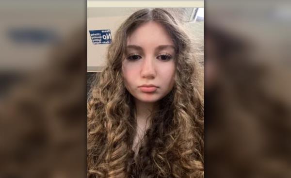 13岁少女地铁顶冒险丧命！亲友泪别现场，同龄玩伴幸存引深思