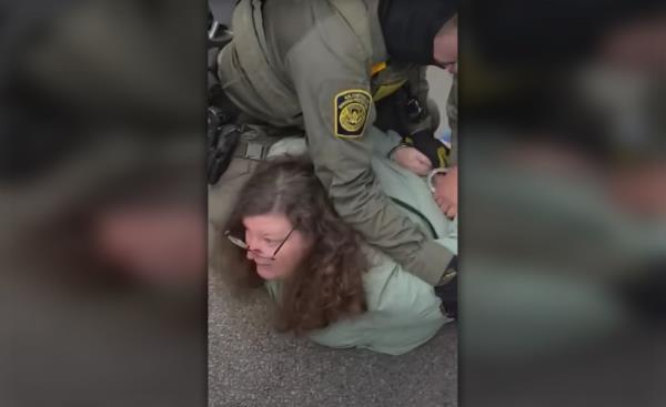 【突发视频】芝加哥WGN制片人遭移民局暴力执法！全网震怒：谁给他们的权力？